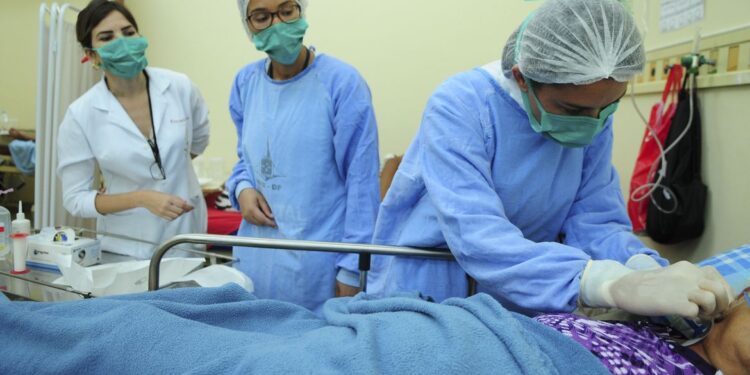 Conselho autoriza e enfermeiros no Brasil terão nova função no tratamento com pacientes