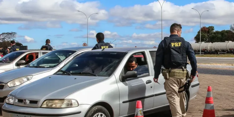 Motoristas precisam estar com 2 documentos em dia quando forem parados numa blitz em 2026