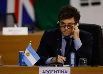 Enquanto o Bolsa Família garante até R$ 900 no Brasil, programa do governo argentino pode pagar bem mais