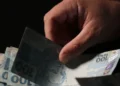 Bancos no Brasil estão de olho em brasileiros que vivem na Europa e contas podem ser bloqueadas