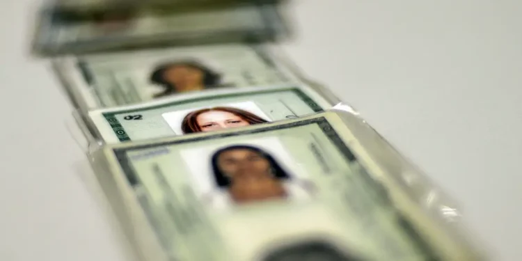 Número do RG vai perder a validade e brasileiros precisam obedecer prazo para emitir o novo documento