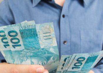 Ação judicial contra o aumento do salário mínimo em 2026 é aceita pelo Conselho de Estado neste país