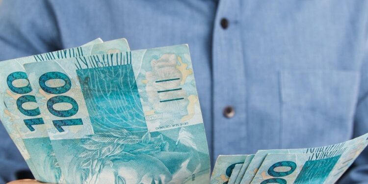 Ação judicial contra o aumento do salário mínimo em 2026 é aceita pelo Conselho de Estado neste país