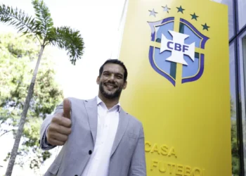 CBF vai usar iPhones que custam mais de R$ 11 mil para implantar nova tecnologia no Brasileirão 2026