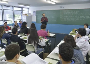 Reajuste do piso salarial dos professores em 2026 será menor que o valor de um lanche