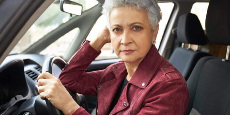 Motoristas acima de 70 anos com CNH ativa não terão direito a benefício inédito em 2026