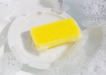 Novo material promete aposentar a esponja de lavar louça por durar meses e evitar bactérias