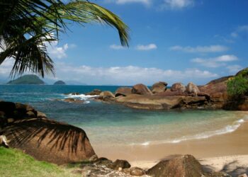 Praia do Saco costuma ser visitada por ricos e famosos
