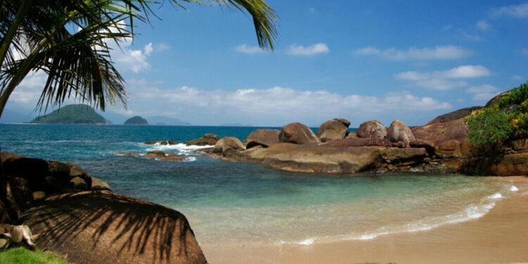 Praia do Saco costuma ser visitada por ricos e famosos