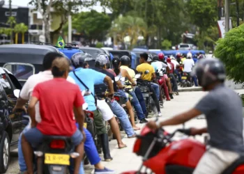 Circulação de motos com duas pessoas passou a ser proibida e gera multa de R$ 2,1 mil para quem descumprir nestas cidades
