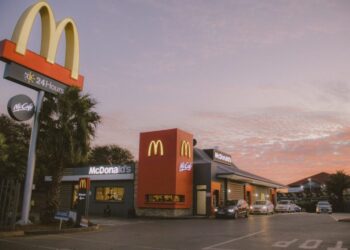 Maior rede de fast food do mundo chega ao Brasil para tirar o sono de Burger King e McDonald’s