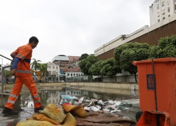 Capital brasileira é eleita a cidade mais suja do país, enquanto Curitiba lidera como a mais limpa
