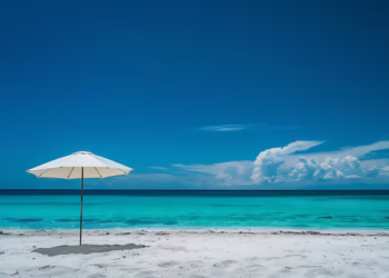 Praia mais azul do Brasil tem fácil acesso e deixa turistas apaixonados
