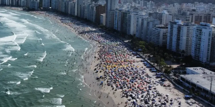 Item queridinho dos brasileiros pode render multa superior a R$ 2 mil se for usado na praia