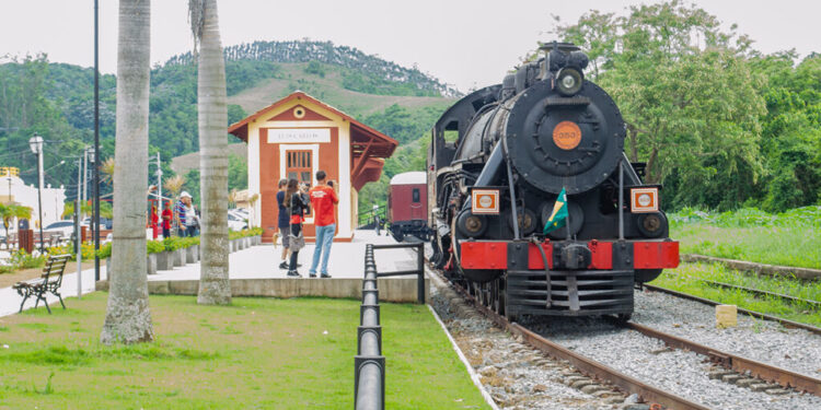 Passeio de trem com comida e bebida à vontade é considerado o melhor do Brasil e leva cerca de 2 horas