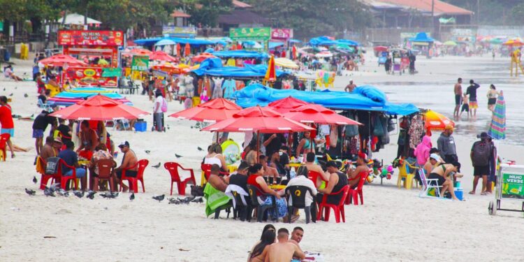 Quem usar barracas e guarda-sóis nas praias neste Carnaval precisa respeitar novas regras no litoral paulista