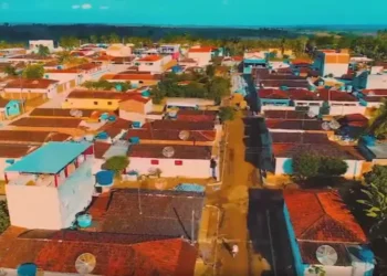 Cidade brasileira em região que convive com secas tem nascente atípica que fornece água sem custos para a população