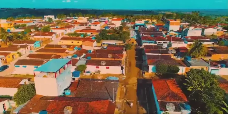 Cidade brasileira em região que convive com secas tem nascente atípica que fornece água sem custos para a população