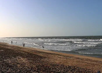 Praia do Arrombado conquista visitantes pela sensação de liberdade e água cristalina