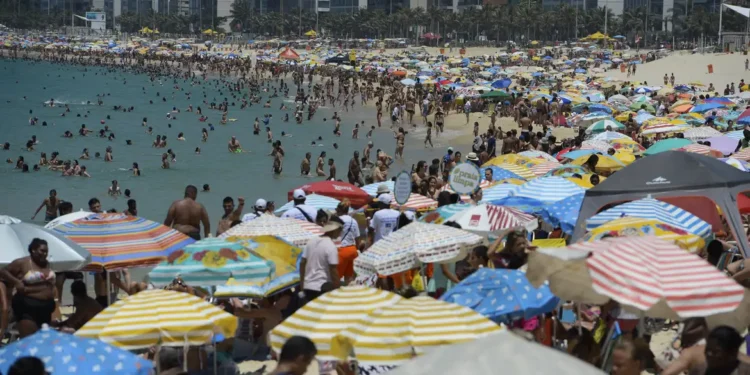 Quem deseja usar guarda-sol nas praias precisa seguir nova regra nesta cidade