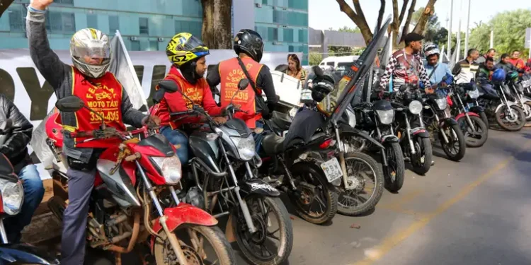 Nova lei vai isentar motoristas de aplicativo e motoboys da cobrança do IPVA caso seja aprovada