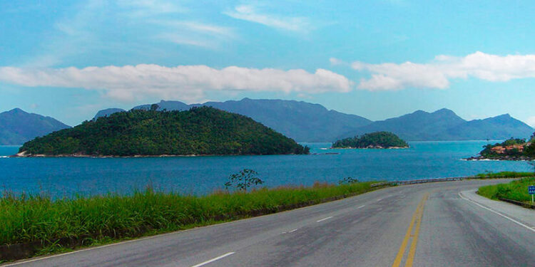 Estrada mais bonita do Brasil fica no coração da Mata Atlântica e liga destinos paradisíacos