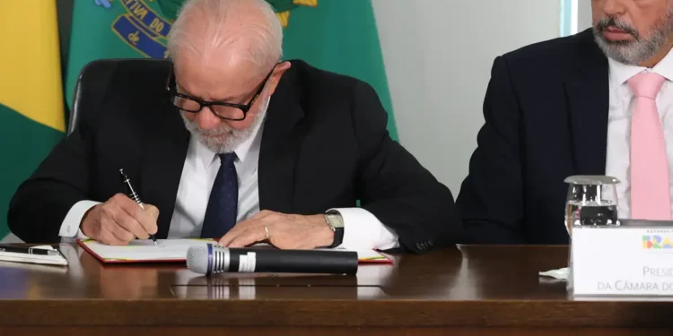 Nova lei sancionada por Lula cria 200 cargos que serão preenchidos via concurso público