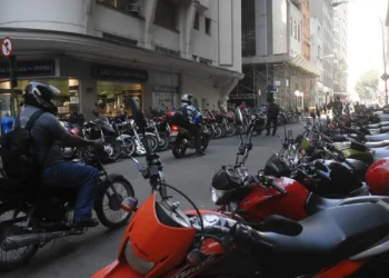 Motociclistas que trabalham como CLT vão receber adicional de 30% no pagamento a partir de abril