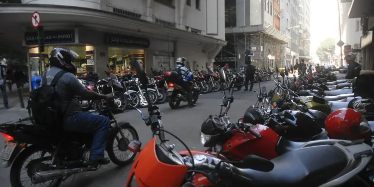 Motociclistas que trabalham como CLT vão receber adicional de 30% no pagamento a partir de abril