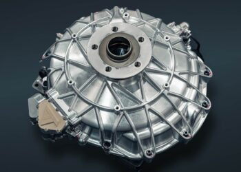 Novo motor revolucionário funciona com qualquer combustível e promete frear o avanço dos carros elétricos