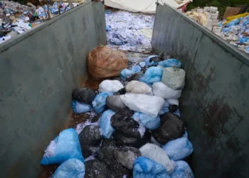 Vizinho que descarta o lixo errado pode ser impedido de usar o imóvel por até 3 anos neste país