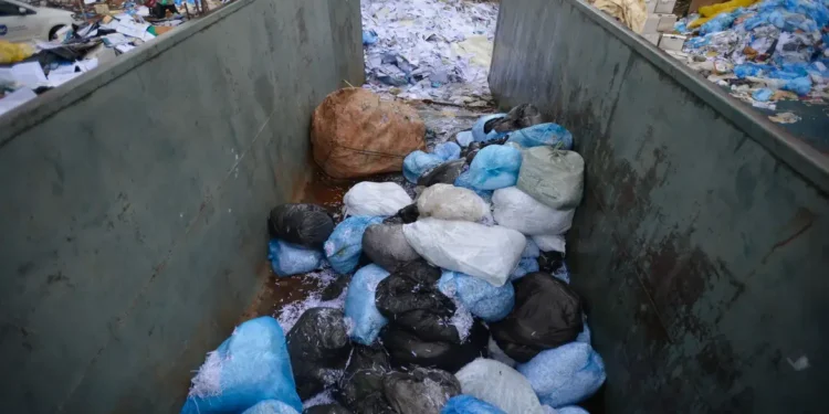 Vizinho que descarta o lixo errado pode ser impedido de usar o imóvel por até 3 anos neste país