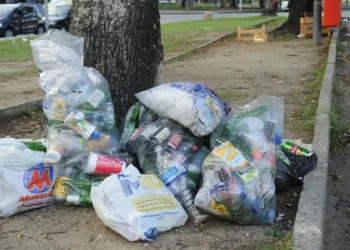 Vizinho que descarta o lixo errado pode ser impedido de usar o imóvel por até 3 anos neste país