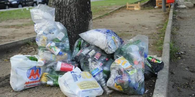 Vizinho que descarta o lixo errado pode ser impedido de usar o imóvel por até 3 anos neste país