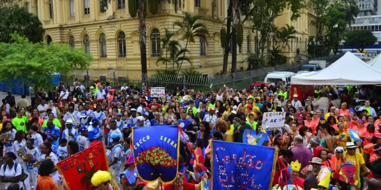 3 estados determinam feriado durante o Carnaval 2026 enquanto restante do Brasil terá que trabalhar