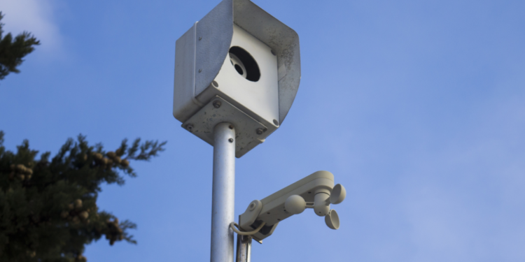 Novo equipamento usa inteligência artificial para aplicar multas e promete aposentar os radares tradicionais