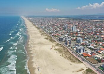 Praia dos CLTs: Cidade brasileira fica famosa por lotar de trabalhadores todos os fins de semana