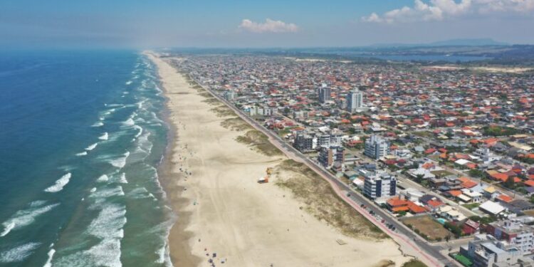 Praia dos CLTs: Cidade brasileira fica famosa por lotar de trabalhadores todos os fins de semana