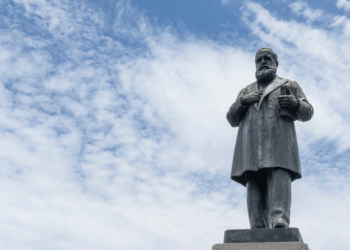 Brasileiros que quiserem comprar uma casa nesta cidade precisam pagar imposto para descendentes de Dom Pedro II