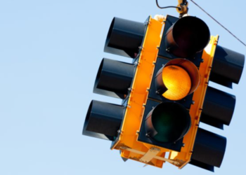 Ultrapassar o sinal amarelo gera multa de R$ 293,47 e mais 7 pontos na carteira no Brasil?