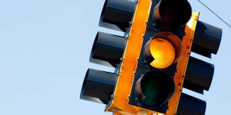 Ultrapassar o sinal amarelo gera multa de R$ 293,47 e mais 7 pontos na carteira no Brasil?