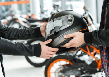 Além do capacete, outro item poderá ser obrigatório para motociclistas após acidentes aumentarem neste país