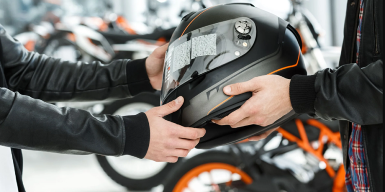Além do capacete, outro item poderá ser obrigatório para motociclistas após acidentes aumentarem neste país