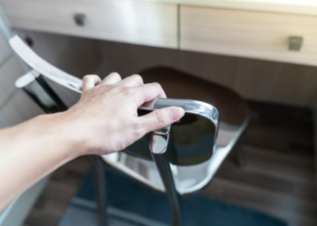 O que significa quando uma pessoa arrasta a cadeira ao sentar, segundo a psicologia