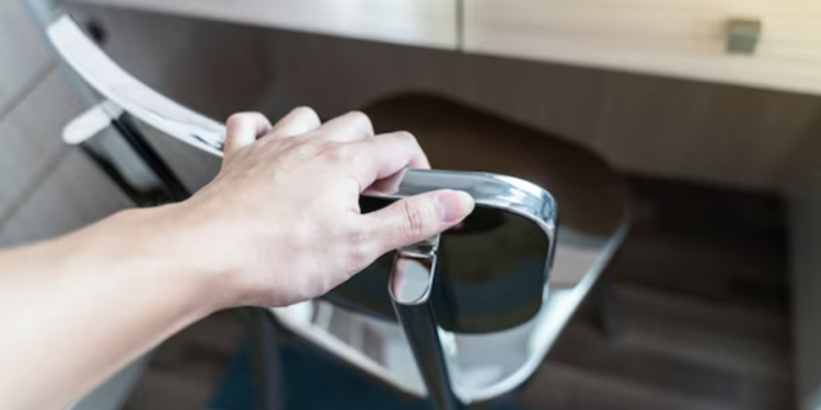 O que significa quando uma pessoa arrasta a cadeira ao sentar, segundo a psicologia