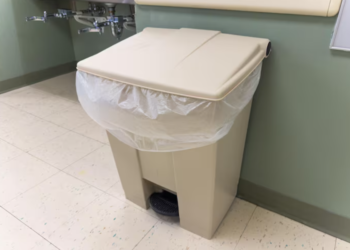 O truque de domésticas que acabou com o mau cheiro no lixo do banheiro aqui em casa