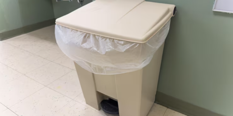 O truque de domésticas que acabou com o mau cheiro no lixo do banheiro aqui em casa