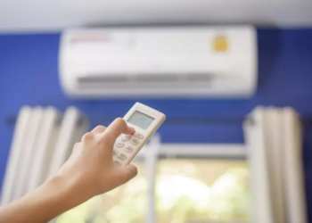 Função escondida no controle remoto limpa o ar-condicionado de maneira automática