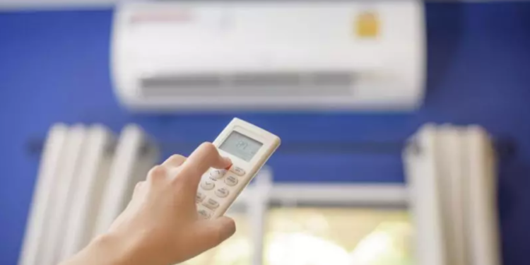 Função escondida no controle remoto limpa o ar-condicionado de maneira automática