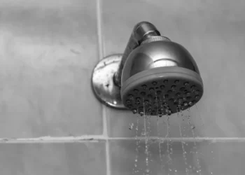 Truque caseiro ajuda a aumentar o fluxo de água no chuveiro: simples e rápido